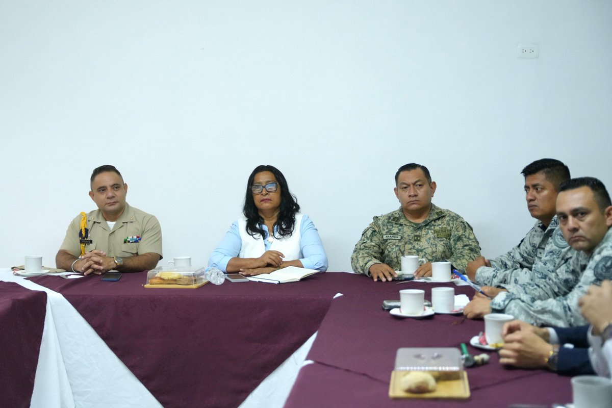 Muy temprano este jueves estamos acompañando la reunión diaria de la Mesa Regional de Coordinación para la Construcción de la Paz. Con los compañeros de todas las áreas de seguridad de los tres órdenes de gobierno, se revisan las acciones y estrategias para brindar tranquilidad a