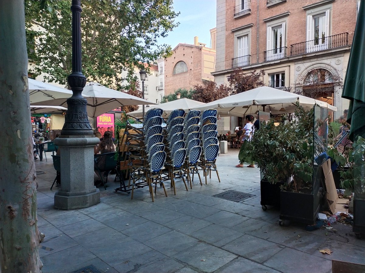 carlaestasola's tweet image. Y para qué gastar dinero para arreglar las calles?? Para que pongan más #terrazas para eso @AlmeidaPP_ @MADRID ? Que me devuelvan el dinero de mis impuestos, no estoy de acuerdo porque no soy #hostelero