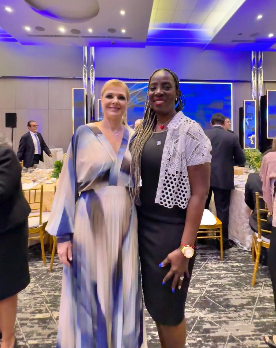 La CMP estuvo presente en la toma de posesión de la nueva Junta Directiva de APEDE. Felicitamos a Giulia De Sanctis y a su equipo, reafirmando nuestro compromiso con el desarrollo empresarial y las alianzas estratégicas por un Panamá más competitivo.

#NuestraIndustriaNuestraRuta