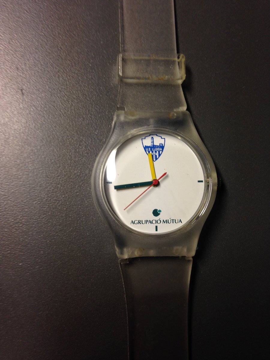 Avui he sortit a caminar pel carrer Sant Martí i he demanat un segarro amego. Total que la cosa s’ha embolicat i li he acabat demanant l’hora. Ha vist que li he demanat amb una samarreta del Lleida i com que no era ni del barça ni del madrid m’ha regalat el rellotge.