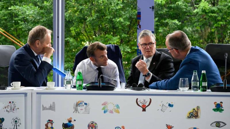 نون بوست (@noonpost) on Twitter photo بينما تعلن دول #أوروبا نيتها الاعتراف بـ #فلسطين كأحد أشكال الضغط السياسي #إسرائيل، يتزايد في المقابل حجم تجارتها العسكرية والاقتصادية مع الكيان المحتل، لتُشكّل نافذة دعم محورية له، قبل الحرب وخلالها.
✍️ الاعتراف الأوروبي بفلسطين: قفاز ناعم يغطي يدًا تدعم الإبادة
#غزة_تموت_جوعًا بينما تعلن دول #أوروبا نيتها الاعتراف بـ #فلسطين كأحد أشكال الضغط السياسي #إسرائيل، يتزايد في المقابل حجم تجارتها العسكرية والاقتصادية مع الكيان المحتل، لتُشكّل نافذة دعم محورية له، قبل الحرب وخلالها.
✍️ الاعتراف الأوروبي بفلسطين: قفاز ناعم يغطي يدًا تدعم الإبادة
#غزة_تموت_جوعًا