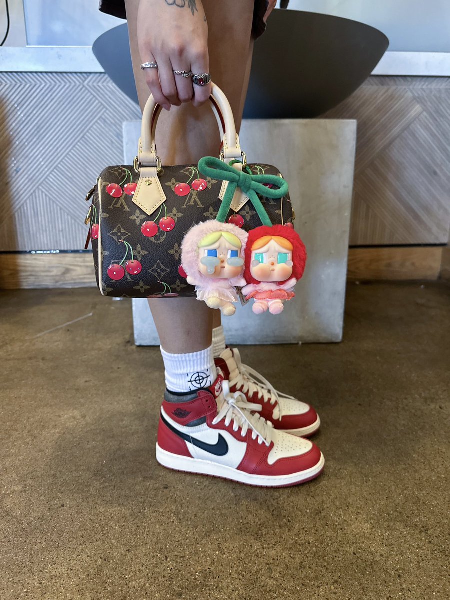 _akamons's tweet image. Cherry Summer ❤️
👟: AJ1 High ‘Lost and Found’ #inmyjs #yoursneakersaredope #takashimurakami #lvspeedy