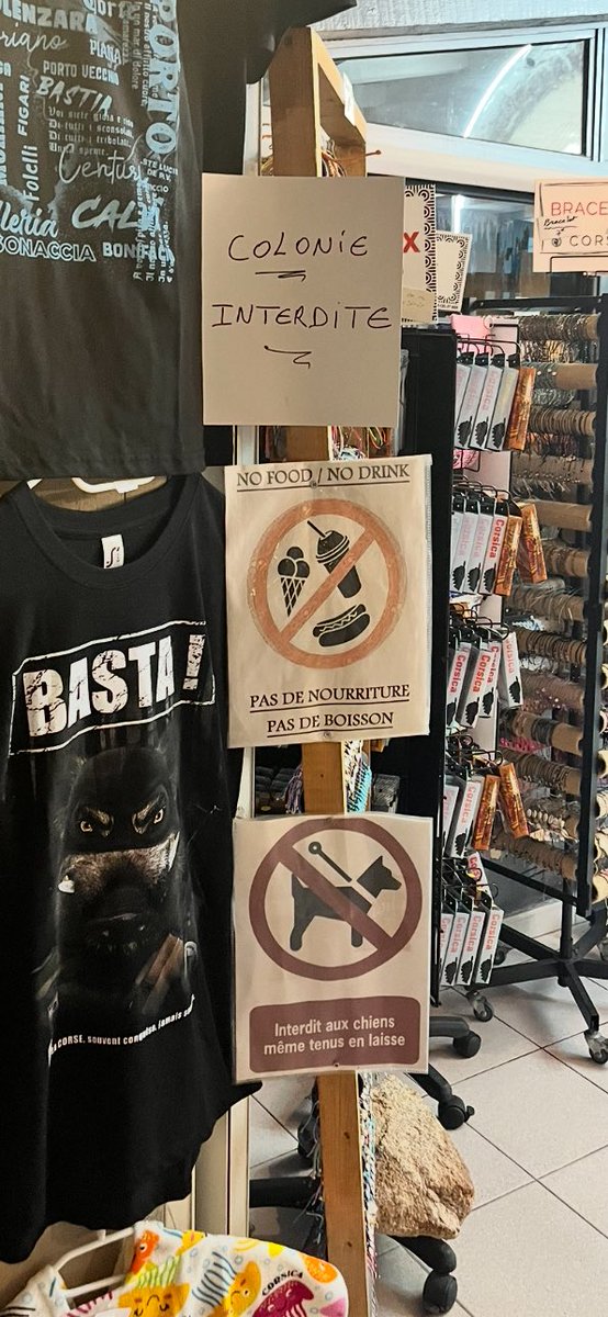 Vu à l’entrée de plusieurs boutiques cette semaine : « colonie interdite ». Autant dire explicitement que les groupes d’enfants et les adultes handicapés mentaux en séjour adapté ne sont pas « autorisés » dans ces endroits pompes à fric. Où s’arrêteront les discriminations ?