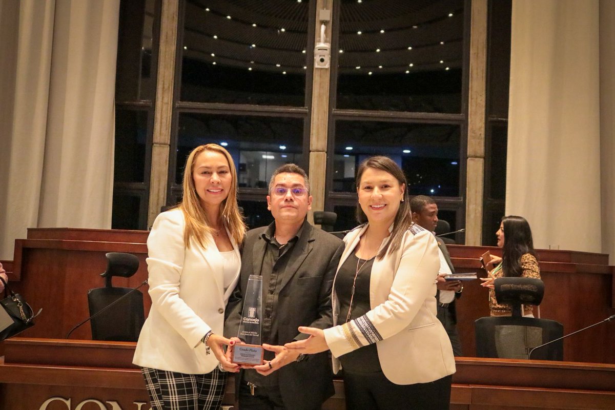 DieguitoKorean's tweet photo. #Reconocimiento #Julio2025 "Don Juan del Corral, Grado Plata" por el Concejo de Medellín x 25 años de carrera musical, liderazgo, trabajo social, cultural, espiritual y como pionero de eventos de ciudad como el Gospel Park Colombia en la Feria de las Flores 2007 @Gospel_Colombia https://t.co/RDDnDUWqMm