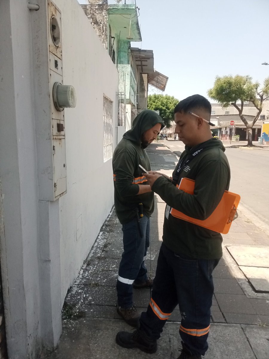 DarioClemente5's tweet photo. No es posible que mientras una persona interpone un reclamo en la defensoría del pueblo en contra de los Sres de CNEL pretendan cortar el servicio aun cuando se esta pagando el consumo mensual @CNEL_EP @DEFENSORIAEC 
#Injusticia #Reclamo https://t.co/qMBfVh2DRB