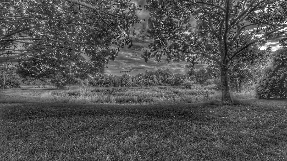 Wieder sind es Gedanken die hochkommen wenn die Sonne ihre Schicht beendet und der Mond sich für  die Nachtschicht berreit macht. 

Gedanken &amp; Gefühle die man sich nicht traut zu sagen aus Angst der Ablehnung.
Stillschweigend schluckt man es runter, versucht zu lächeln, versucht