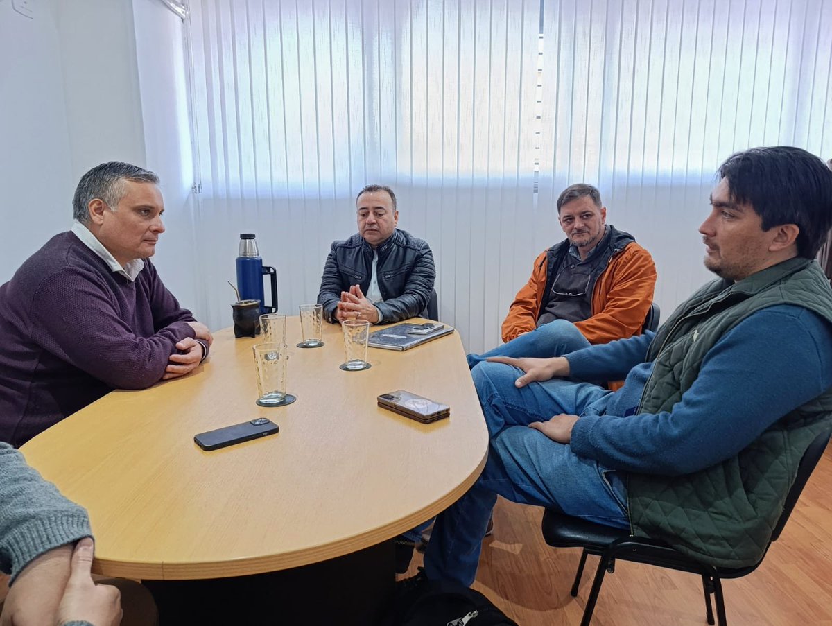 Representar a los tucumanos es escucharlos. Conocer la realidad de los distintos sectores, trabajar juntos. Gracias a Rodrigo Figueroa, presidente del colegio de Seguridad e Higiene, por acercarse a charlar junto con el secretario Diego García y el tesorero, Carlos Frías Paz.