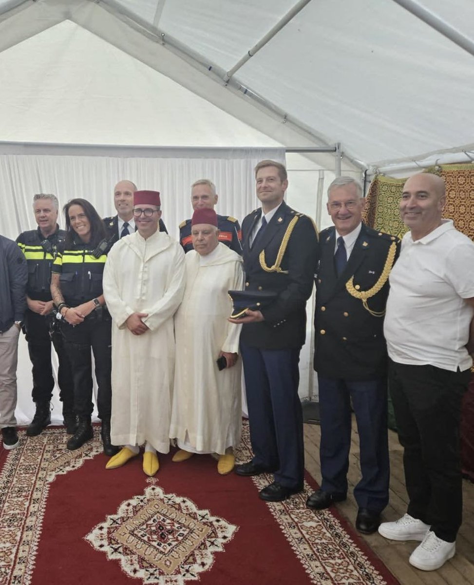 nausicaamarbe's tweet image. NL politie vier troondag Marokkaanse koning bij consulaat Utrecht. In ceremonieel uniform, innige omhelzingen en samen taart aansnijden op de (facebook)foto, opdat u weet wie deze ultraneutrale politie in z’n zak heeft. Volgende week Pools, Thais of Argentijns feestje? O wacht…