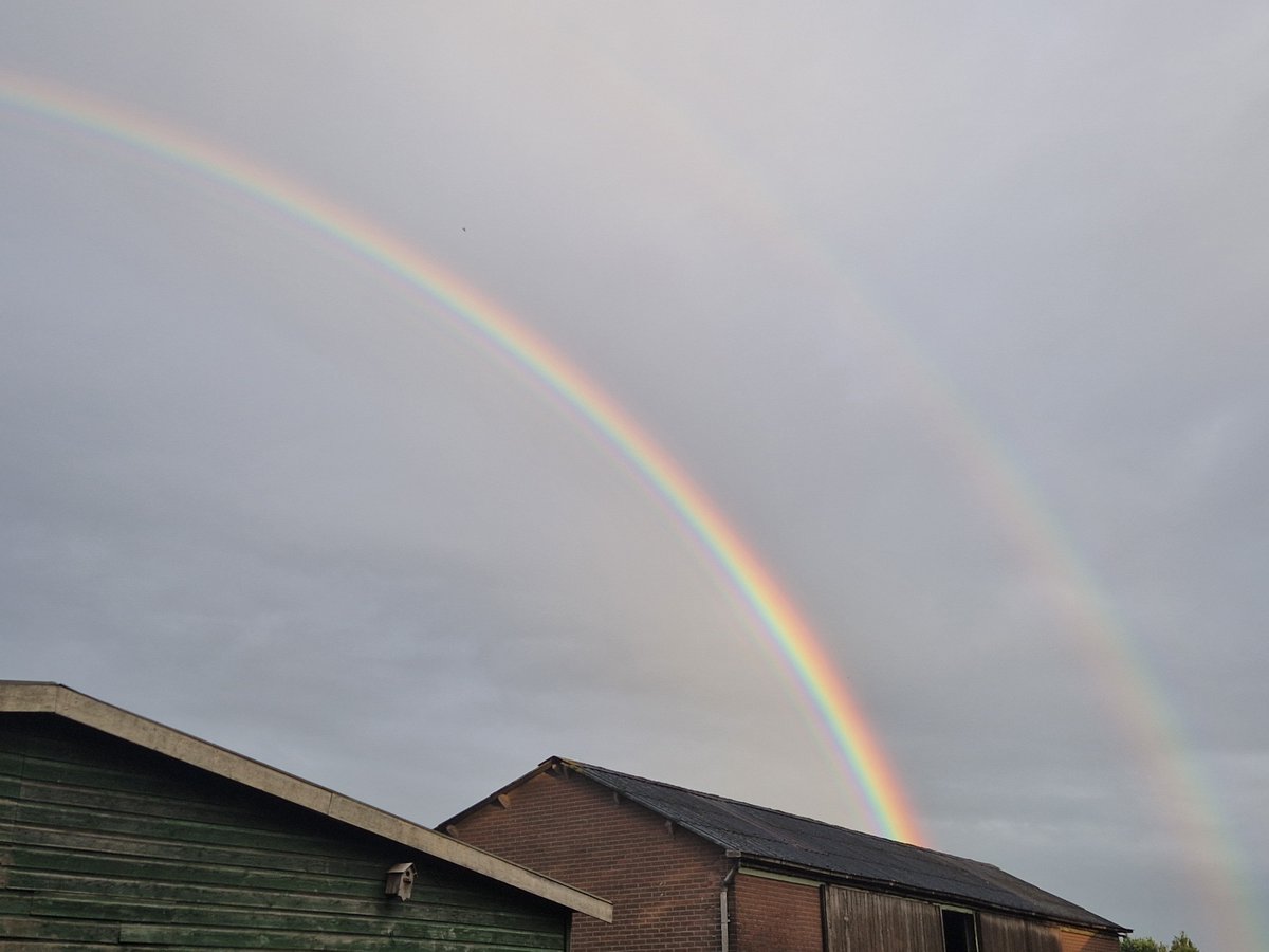 Prachtige regenboog vanavond, maar slechts tien minuten zichtbaar. Hoeveel regenbogen in het leven zouden we missen omdat we te druk zijn om naar buiten te kijken?