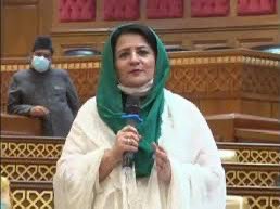 rubina shaheen (@rubinashaheen2) on Twitter photo وہ شعلہ نہیں جو بجھ جائے آندھی کے ایک ہی جھونکے سے
بجھنے کا سلیقہ آساں ہے جلنے کا قرینہ مشکل ہے
سلام ہے ان حوا کی بیٹیوں کو جو اس ظلم کے سامنے اپنے لیڈر کے نظرئعے پر ڈٹ کے کھڑی ہیں ۔
اس اسلام جمہوریہ پاکستان میں خواتین پر ظلم و ستم کی ایک نئی تاریخ رقم کی جا رہی ہے <a href="/KanwalMna/">Kanwal Shauzab MNA</a> وہ شعلہ نہیں جو بجھ جائے آندھی کے ایک ہی جھونکے سے
بجھنے کا سلیقہ آساں ہے جلنے کا قرینہ مشکل ہے
سلام ہے ان حوا کی بیٹیوں کو جو اس ظلم کے سامنے اپنے لیڈر کے نظرئعے پر ڈٹ کے کھڑی ہیں ۔
اس اسلام جمہوریہ پاکستان میں خواتین پر ظلم و ستم کی ایک نئی تاریخ رقم کی جا رہی ہے <a href="/KanwalMna/">Kanwal Shauzab MNA</a>