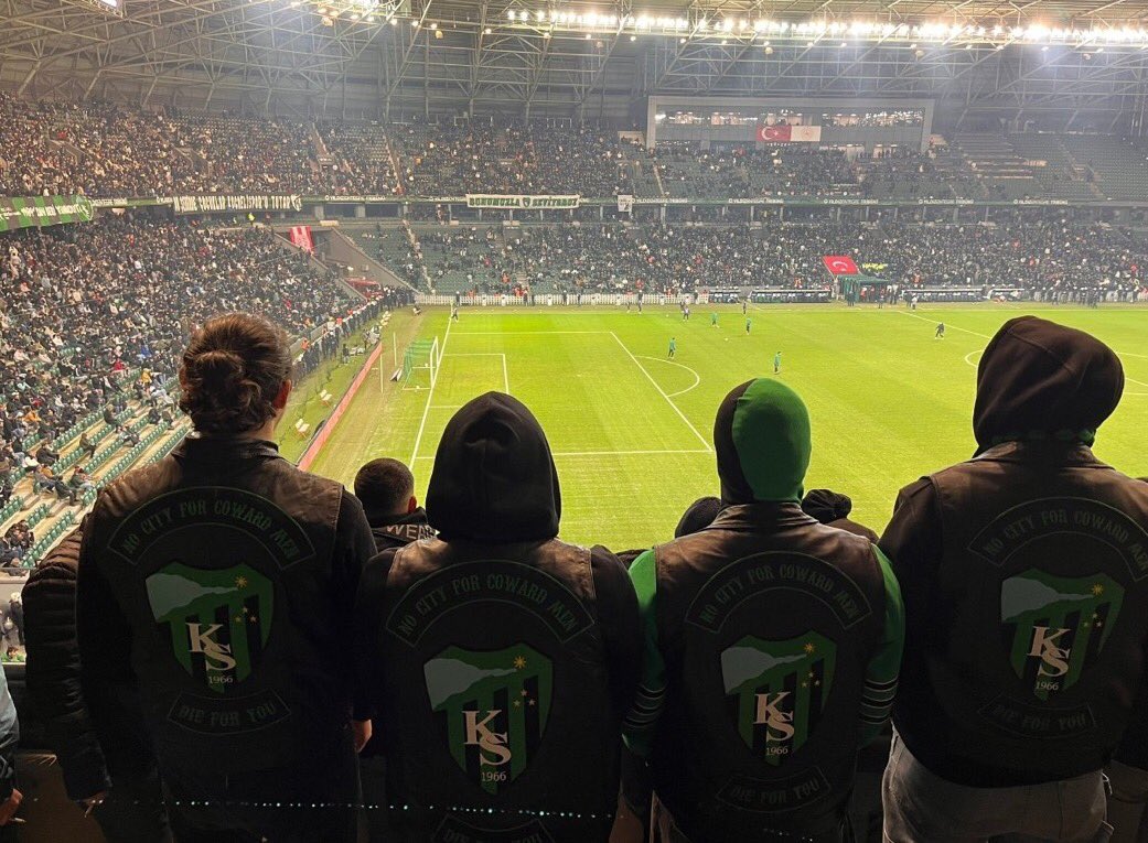 Kocaelispor tribünleri uzun süredir kimliğiyle, ruhuyla ve onuruyla oynanan bir tiyatroya mahkûm edilmiştir. Taraftarın sesini kısmaya, tribün kültürünü çıkar hesaplarına alet etmeye çalışanlara karşı artık susmuyoruz.

Biz bu şehri sevdik, biz bu formaya âşık olduk.