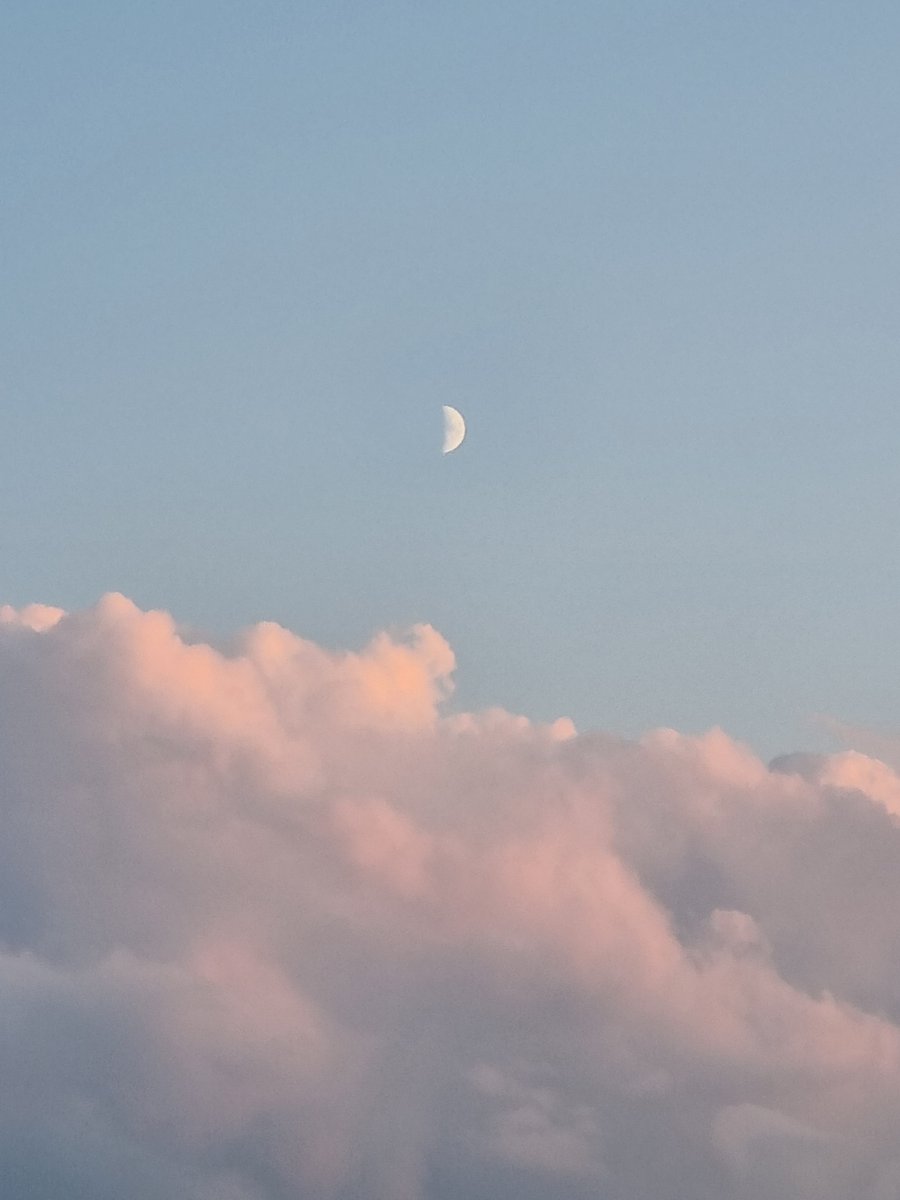 Southend, a wonderful sky tonight over the estuary.

<a href="/southend/">Southend</a>