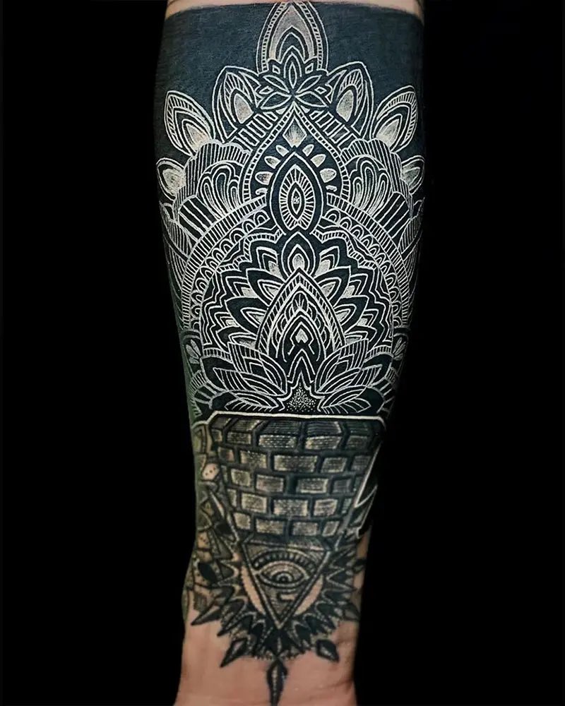Bold blackwork &amp; white ink mandala forearm tattoo by Man at My Tattoo Alhambra.  
Intricate geometry meets high contrast for a stunning effect.  
#Tattoo #BlackworkTattoo #MandalaTattoo #MyTattoo #AlhambraTattoo
