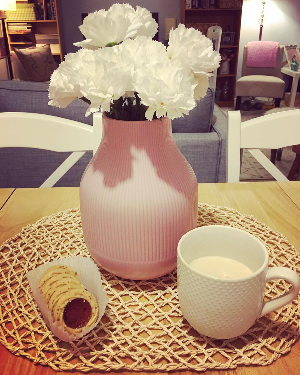 Adding a touch of beauty and comfort to my day. What are your favorite ways to relax?☕️🌸🍪
#TreatYourself #CozyVibes