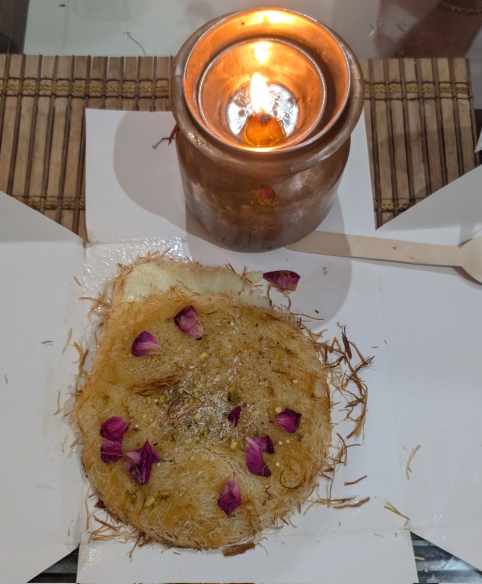 It was my birthday a few days back.
Like always i deactivated my fb, insta, linkedin.
Only a few people remembered the day.
3-4 friends, my family, my chacha, that one distant bua who adored me a lot in childhood and my maasi.
Every year i get reminded of, who all i should keep