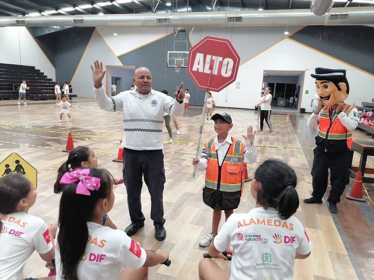 Agentes de Tránsito y Vialidad visitaron el Gimnasio Alamedas con la Biciescuelita, para enseñar a niñas y niños las reglas básicas de movilidad y seguridad vial durante los cursos de verano.
#TorreónSiemprePuedeMás👊