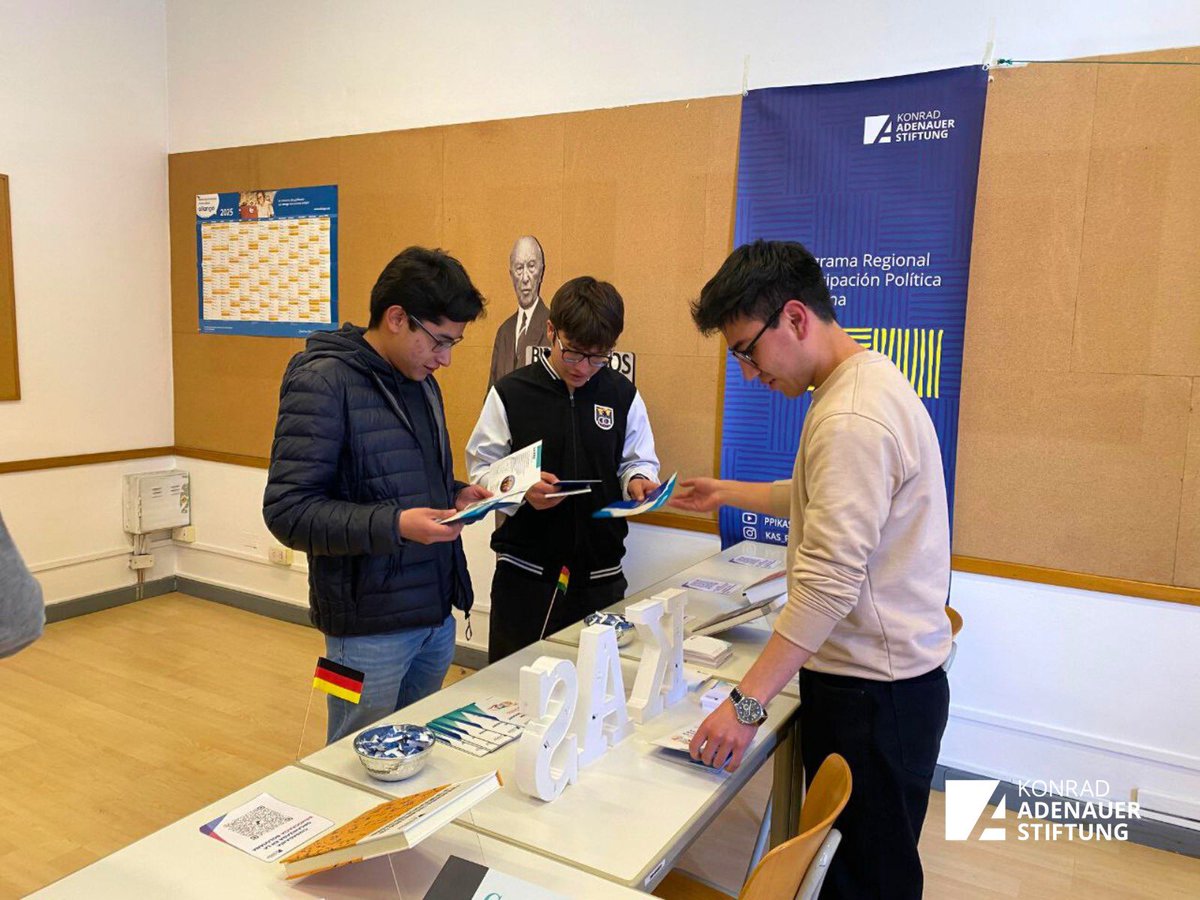 KAS__Bolivia's tweet photo. El sábado 26 de julio tuvimos el agrado de participar en la feria organizada por el @goetheinstitut_lapaz en la ciudad de La Paz.
Durante la jornada, compartimos con el público la labor que realiza la #KASbolivia en el país.
#kas4democracy #kasbolivia 🇧🇴🇩🇪 https://t.co/yJjfegwSkx