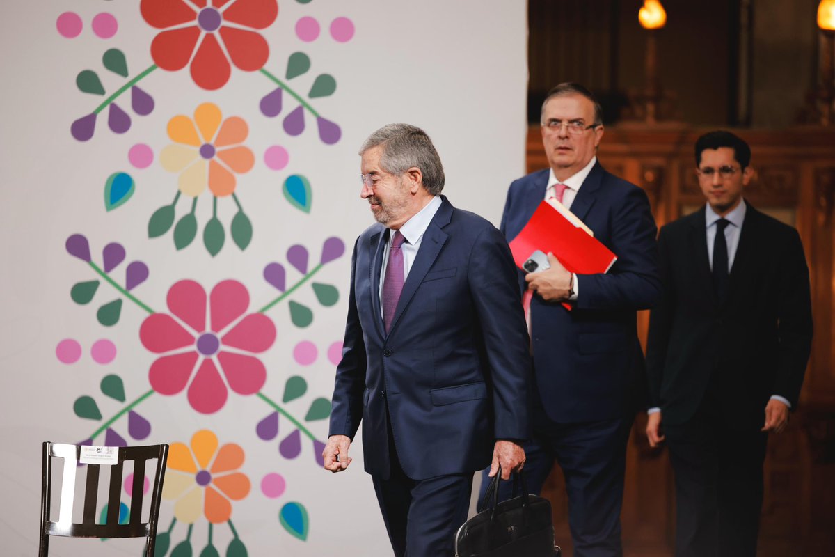 hidalgonewsmx's tweet image. Para Roberto Velasco, servir a 🇲🇽 y ser parte del equipo de la presidenta @Claudiashein es un honor.

Cree en una diplomacia que construye, conecta y da resultados.
Hoy, esa visión empieza a rendir frutos.

#DiplomaciaMX #MéxicoGlobal