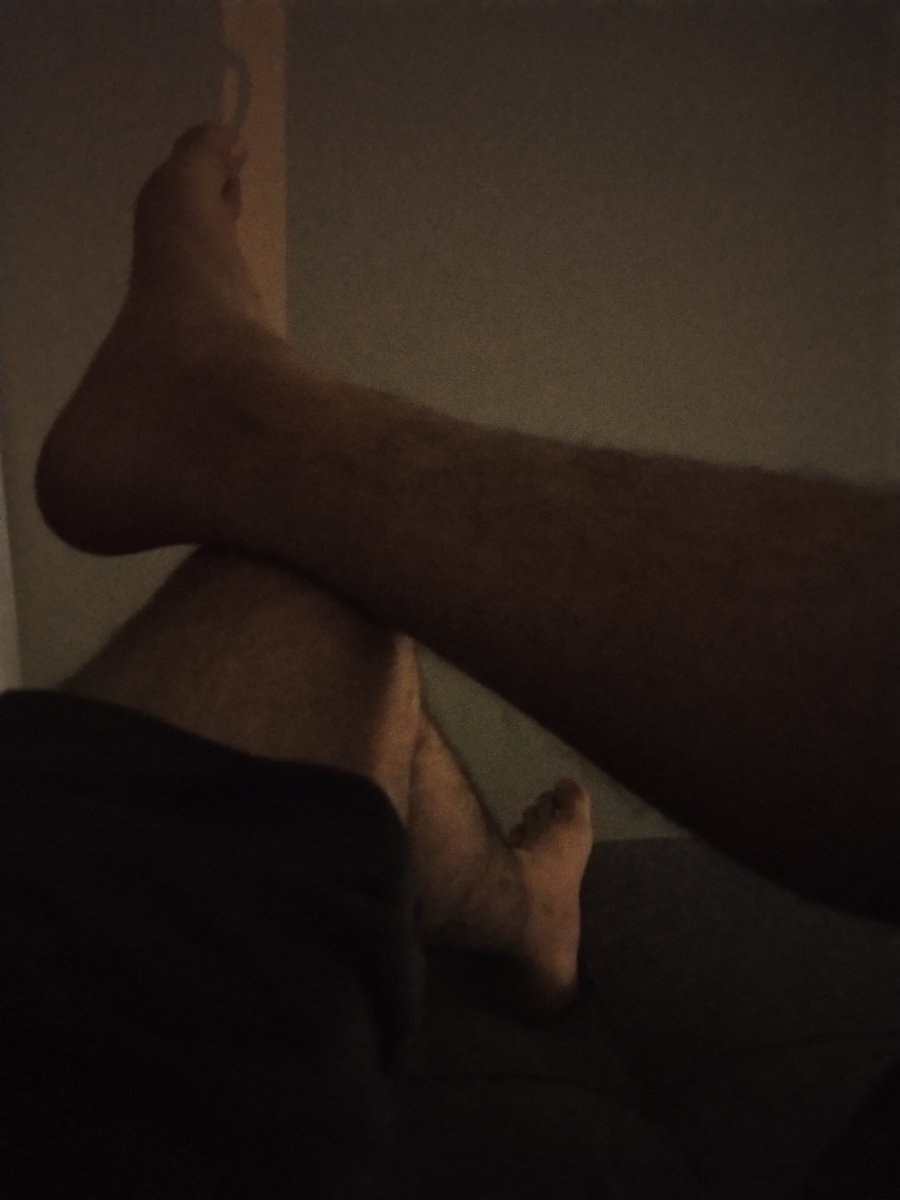 Ben ayaklarımı uzatıp film izlerken sende benim  için çalışacaksın enayi pic sanal seans ve video çekimi için musaitim 
#finansalköle #sahip #master #sahibe #köle #feet #scat #spit #pissing #gay #aktif #pasif