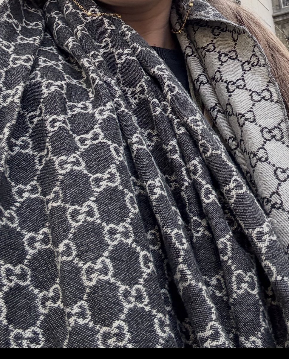 Labvakar!
Laikā pēc 21:30 - 22:00 Rīgas centrā pazaudēta Gucci tumša šalle . Šalle bija ielikta plastmasa maisiņā. 

Maršrutā ziedoņdārzs, Čaka iela virzienā uz centru, Dzirnavu iela, Barona iela- virzienā uz Vecrīgu- Rokkafejnīcu. 

Atlīdzība garantēta! 
Paldies!