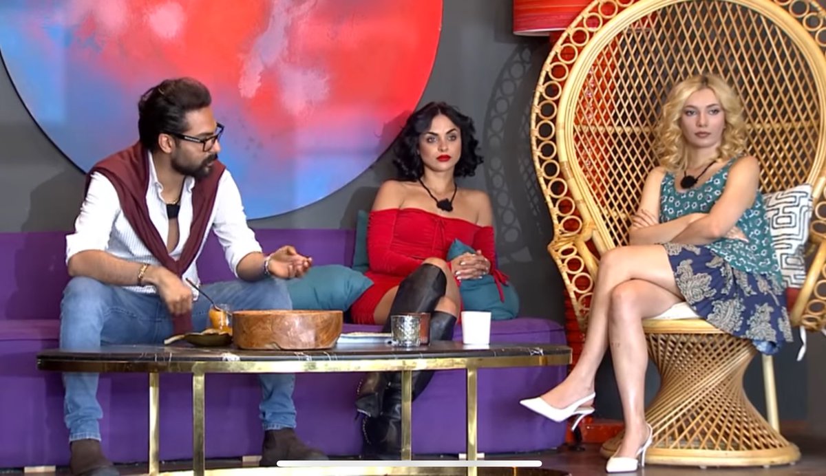 «هیچ وقت از جلو با یه گاو از پشت با یک الاغ و از هیچ جهتی با یک احمق بحث نکن»
✍🏻نگار