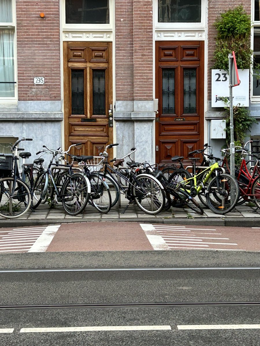 flessemanblog's tweet photo. Ik zou hier kunnen oversteken met driewieler fiets… EN! De stoep op om even te parkeren maar helaas GEEN toegang want er staan #nietjes De Gemeente vind dit een goed idee… het is een parkeer plek voor fietsen. #bedankt #amsterdamlife #mindervaliden bestaan niet? https://t.co/Mv2VRJvOK4