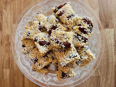 When in #Sicily one look in the window of a #Sicilian pasticceria will make you forget any thoughts of the so called #Mediterranean diet 😋

From my Sicily #Blog archive here is Making Giuggiulena (Sicilian Sesame Seed Nougat) whitealmond-privatesicily.blogspot.com/2024/04/making…