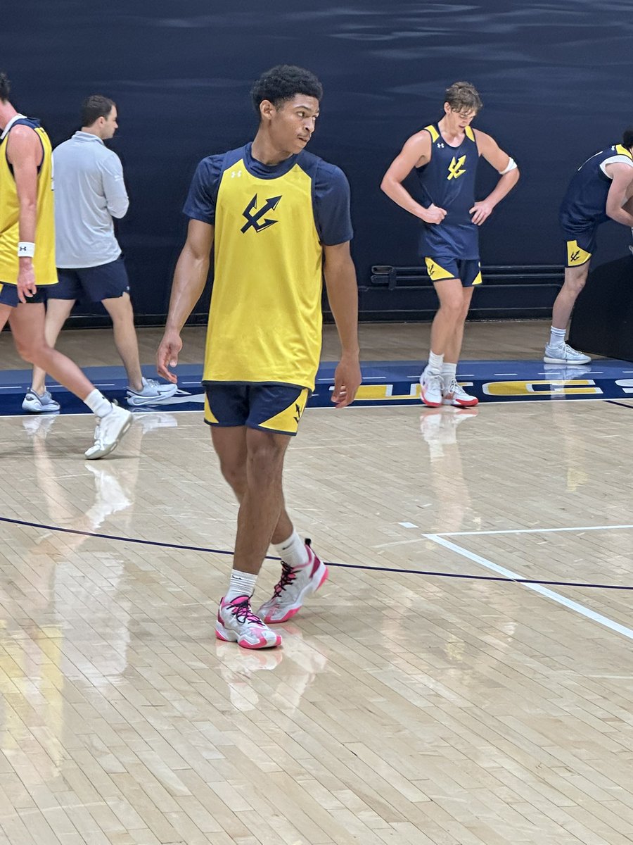 🏀West Coast Tour🏀
📍Stop #3 <a href="/UCSDmbb/">UC San Diego Men’s Hoops</a> 

Freshman <a href="/hudson_mayes/">Hudson Mayes</a> is making plays. Slashing into the lane, very active &amp; finishing strong above the rim #GoTritons #AlamoCityHoops #BigWest