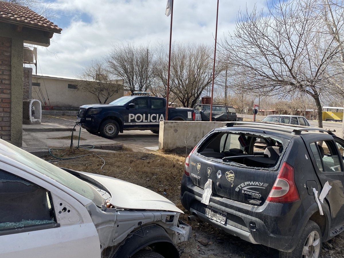 MarisaGarnica's tweet image. Hoy el @CEASeguridadMza se hizo presente en la Subcomisaría: “Eduardo Ruiz Quipildor”, del Carrizal, Luján de Cuyo.
Pude  darnos a conocer e intercambiar información.
Nos comentaron que los #delitos más frecuentes de la zona son el #Robo y el #Hurto, especialmente en cabañas.