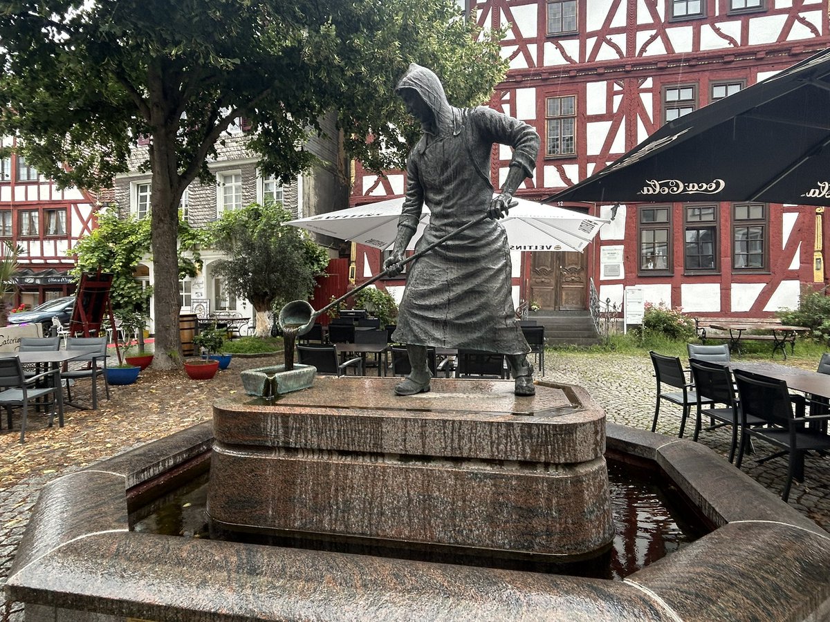 euro_tour's tweet photo. 🇩🇪ドイツ、ディレンブルク
街の風景。
木組みの家並みが美しい、こじんまりした旧市街。
#Dillenburg https://t.co/8plk8arIPI