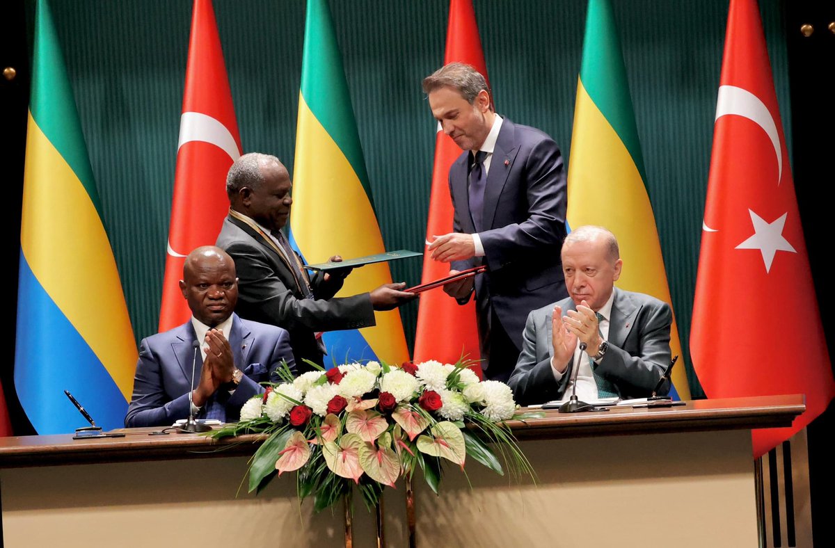 Ce 31 juillet 2025, le Président <a href="/oliguinguema/">Brice Clotaire Oligui Nguema</a> a été reçu au Palais Présidentiel d’Ankara par son homologue, S. E. <a href="/RTErdogan/">Recep Tayyip Erdoğan</a>.

À l’issue d’une séance de travail entre les deux délégations, huit protocoles d’accord ont été signés dans les domaines de l’énergie, de la santé