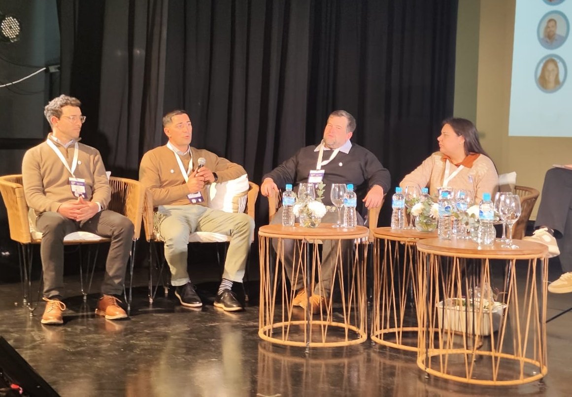 🎤 AHORA | Panel “Impulso de los Jóvenes en el Cooperativismo”
En el marco de #MendozaCoopera2025, se llevó a cabo un espacio dedicado al rol estratégico de las #juventudes dentro del modelo cooperativo.

Desde #JUCOVI disertaron:
🔹 Mauricio Manresa – Consejero y Síndico de la