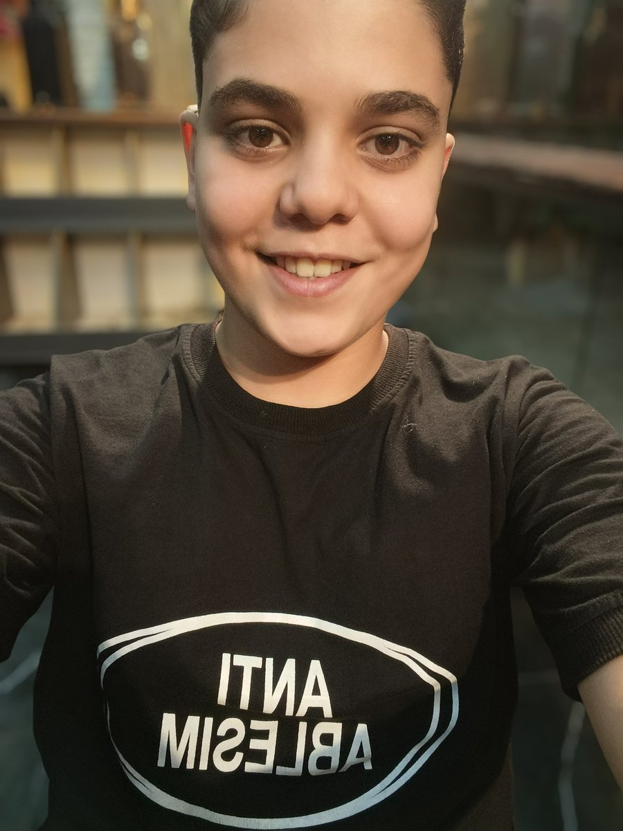 این آقا پسر خالمه انگار همین دیروز بود دم زایشگاه منتظر به دنیا اومدنش بودیم الان آقا اومده میگه ازم عکس بگیر بزارم پروف اینستا هی روزگار چقدر زود پیر شدیم