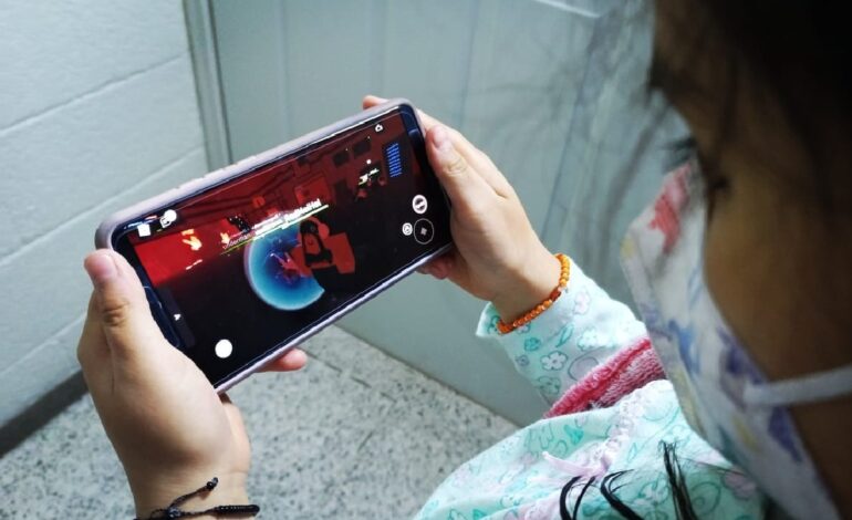 NoticiasCD.MX (@noticiascd_mx) on Twitter photo #ATENCIÓN
Regularán uso de celulares en escuelas
<a href="/ErnestoVCPT/">ERNESTO VILLARREAL</a> <a href="/Congreso_CdMex/">Congreso de la Ciudad de México</a> <a href="/PTCDMX_oficial/">PT CDMX</a> <a href="/GPMorenaCdMex/">Grupo Parlamentario de Morena en Ciudad de México</a> #ULTIMAHORA noticiascd.mx/regularan-uso-… #ATENCIÓN
Regularán uso de celulares en escuelas
<a href="/ErnestoVCPT/">ERNESTO VILLARREAL</a> <a href="/Congreso_CdMex/">Congreso de la Ciudad de México</a> <a href="/PTCDMX_oficial/">PT CDMX</a> <a href="/GPMorenaCdMex/">Grupo Parlamentario de Morena en Ciudad de México</a> #ULTIMAHORA noticiascd.mx/regularan-uso-…