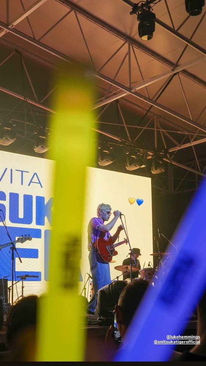 5SOSUpdES's tweet image. ◜📢◞ #INFOSOS — Un vitazo más de cerca de #LukeHemmings cantando su primer single en solitario #StartingLine anoche en el evento Otoño/Invierno 2025 de la colección #DENIVITA de la marca #ONITSUKATIGER