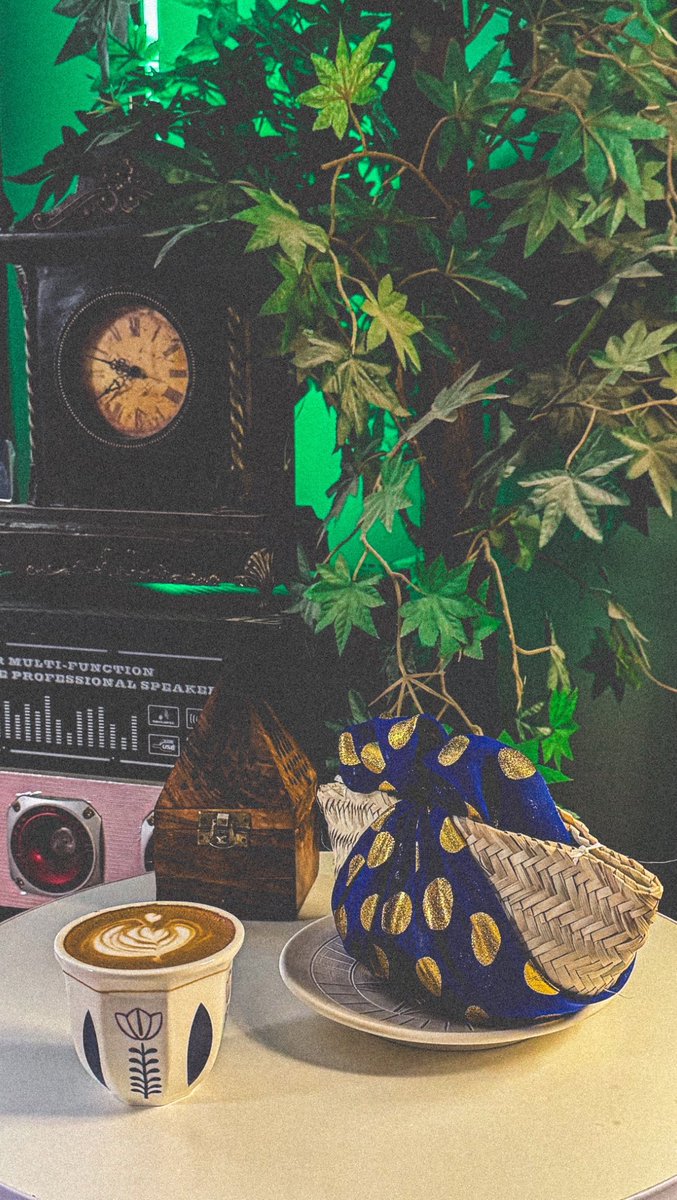 حبني حب القدامى الاولين
حب عشاق الوفا في ما مضى..  ❤️