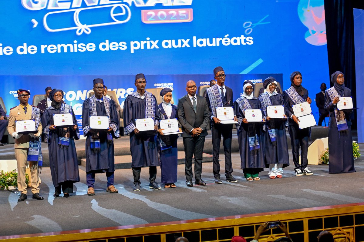 M_M_Guirassy's tweet photo. CÉLÉBRATION DE L’EXCELLENCE : CONCOURS GÉNÉRAL 2025 🇸🇳

Aujourd’hui, nous avons célébré l’intelligence plurielle, la persévérance et l’engagement de toute une Nation réunie autour de ce moment fort de notre calendrier éducatif : la cérémonie de remise des prix du Concours Général.

Je tiens à adresser mes chaleureuses félicitations aux lauréats, véritables symboles d’un Sénégal qui se lève, lucide, audacieux et ambitieux. Vous incarnez l’espoir, l’effort et l’élan vers l’excellence. Que votre réussite inspire toute notre jeunesse !

Je rends également hommage aux enseignants, aux encadreurs, aux personnels administratifs et techniques dont l’engagement, la rigueur et le sens du service public ont permis la réussite de cette édition, dans une organisation exemplaire et digne de la République.

Mes remerciements sincères vont au Président de la République, Son Excellence Monsieur Bassirou Diomaye Faye, pour son soutien indéfectible à l’éducation et sa présence réconfortante aux côtés des élèves, ainsi qu’à Monsieur le Premier Ministre Ousmane Sonko, pour son engagement constant en faveur de l’École, socle de notre souveraineté et levier de transformation sociale.

Nous saluons aussi la figure inspirante de Monsieur André SONKO, parrain de cette édition, dont le parcours exemplaire rappelle que servir la République par le savoir est un honneur, une vocation, une exigence.

Le Concours Général, au-delà des récompenses, est une célébration du mérite, de l’effort et de l’idéal républicain. Il est la preuve que l’excellence peut éclore partout, pourvu que nous semions les graines de l’équité, de la justice et de l’audace.

Continuons ensemble à bâtir une École innovante, inclusive et rayonnante, au service d’un Sénégal souverain, juste et prospère.

#concoursgeneral #excellence #educationationale #men
