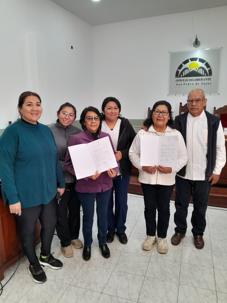 Entregamos desde el Concejo Deliberante, Declaración de Persona Destacada a Victoria Rocabado y Silvia Acuña.👩🏻‍⚕️👏🏻

Dos enfermeras jubiladas con años de trayectoria sirviendo a la salud pública en el Hospital Guillermo Paterson. 🏥👐🏻

¡Muchas felicidades por este reconocimiento!