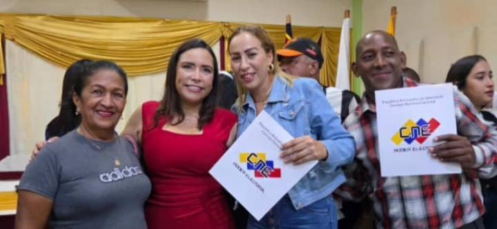 Sucre_MRT (@sucre_mrt) on Twitter photo Vamos a impulsar las 7T Desde las Comunas junto al Pueblo.
#Tupamaro del Mpio. #Bolivar Edo. #Sucre presente en acreditación de la alcaldesa electa #Yerika #Rivera, del Camarada concejal #Tupamaro <a href="/Ronnyaguilera_/">Ronny Aguilera</a> y demás concejales de la Patria
#TupamaroEjemploDeLucha Vamos a impulsar las 7T Desde las Comunas junto al Pueblo.
#Tupamaro del Mpio. #Bolivar Edo. #Sucre presente en acreditación de la alcaldesa electa #Yerika #Rivera, del Camarada concejal #Tupamaro <a href="/Ronnyaguilera_/">Ronny Aguilera</a> y demás concejales de la Patria
#TupamaroEjemploDeLucha