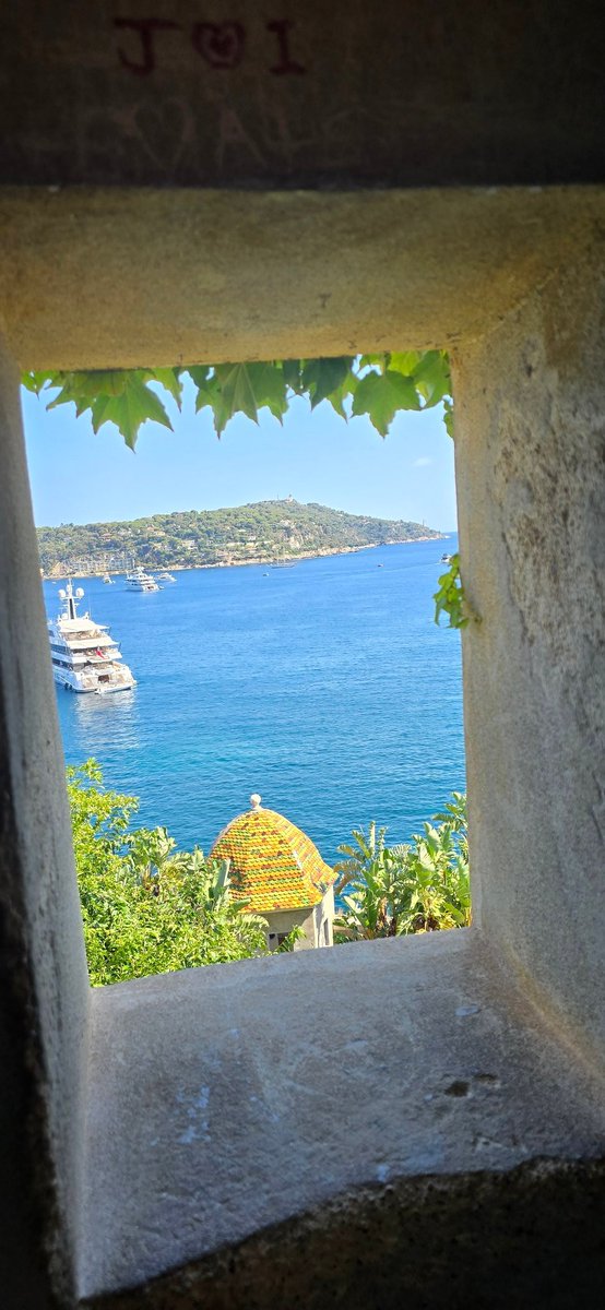 Türkiye’yi her zaman yürekten seven, her daim özlem duyan ben... Bu yıl garip bir şekilde gitmek istemiyorum... Nedenini bilmiyorum... Belki de Tinim bir şeyleri sezdi, ama aklım henüz çözemedi...