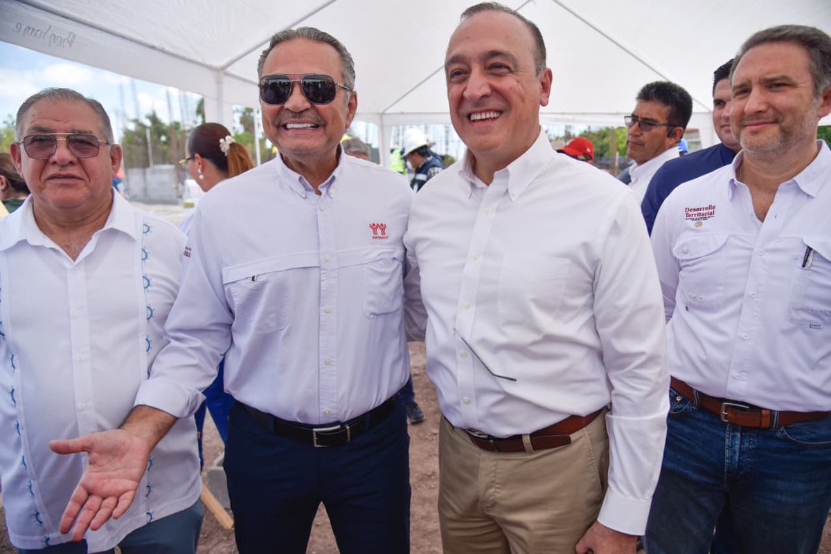 🏡 En #LosMochis recibimos al Ing. Octavio Romero Oropeza de <a href="/Infonavit/">Infonavit</a> para supervisar el avance de las #ViviendasdelBienestar. Junto al Gobierno Federal <a href="/Claudiashein/">Claudia Sheinbaum Pardo</a> y Estatal <a href="/rochamoya_/">Rubén Rocha Moya</a> ¡seguimos construyendo futuro con calidad y precios justos! #ahomelacasadetodos