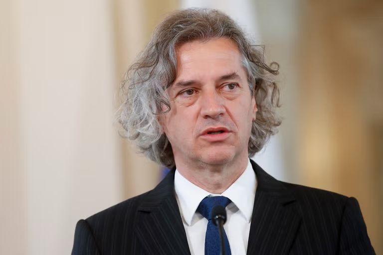 El Primer Ministro de Eslovenia, Robert Golob, anuncia la prohibición de la importación, exportación y tránsito de armas hacia y desde “Israel”.