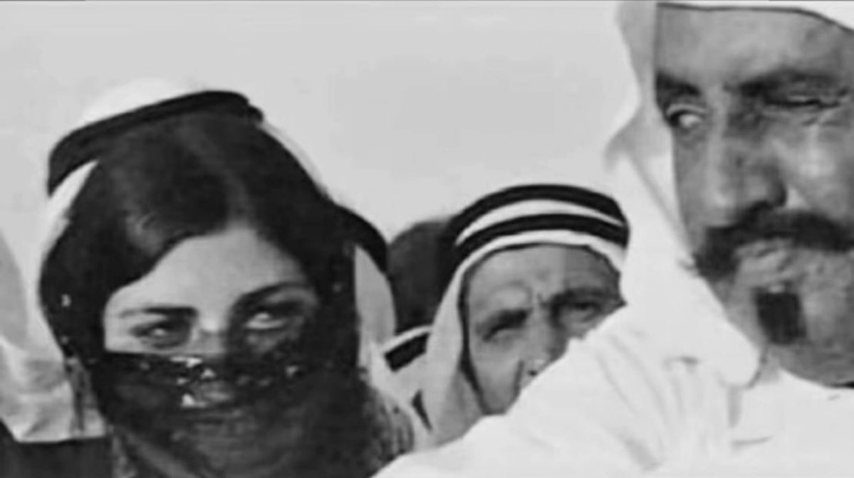 #بيت_شعر_على_ذوقك

من مراحل الحب القويه :
إنك من شدّة حبّك للشخص تحب اهله وقبيلته

يقول الشاعر عبدالله بن هندي :

والله لا احطها في وجهي وجاهي 
هي وبني عمها وأقصى قبايلها 💝