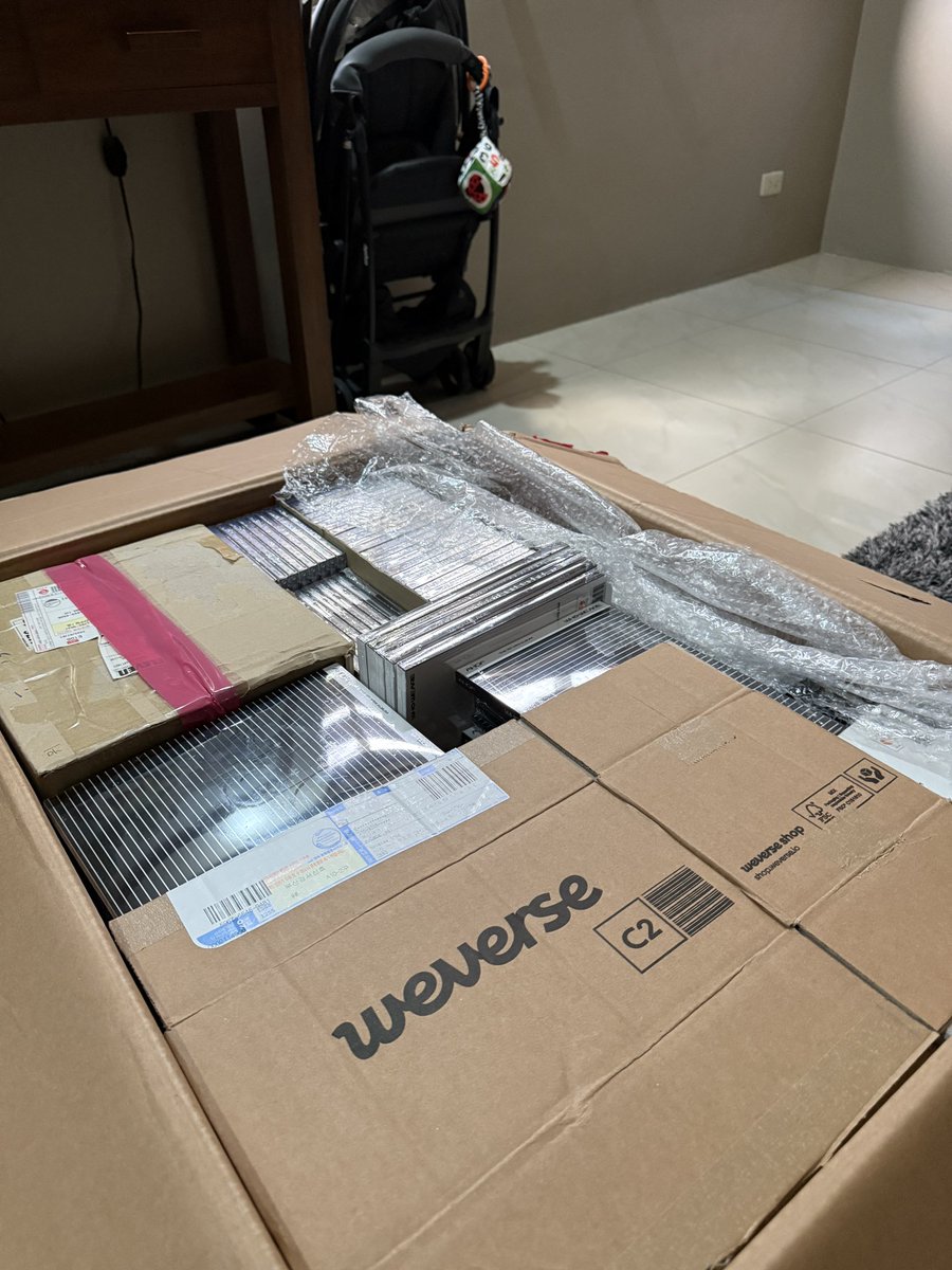 mkaykalng's tweet photo. #DaemonUpdates Box 1 Finally came! (ft my babyβs hand)
Will send out PF & SF form sometime soon. Thank you to everyone who has been patient! ππΌ and for my GA winners, please DM me if you see this so I can send you the form as well:) https://t.co/5z0z1MrX9k
