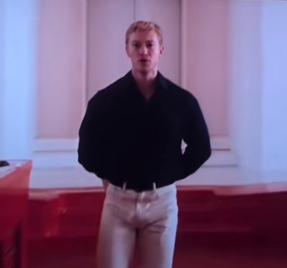 THE BULGE????? he should not be this hung 😩