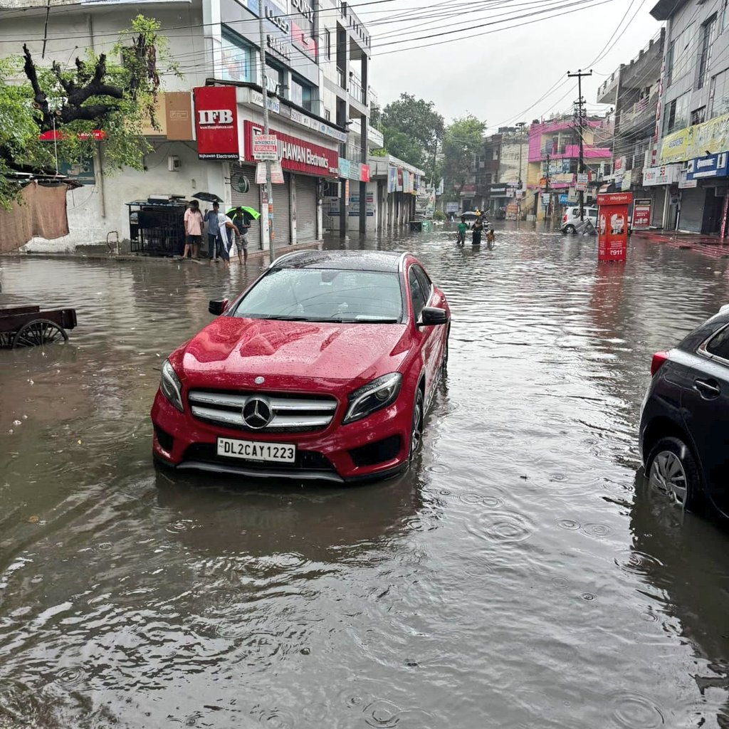 upwaaley's tweet image. मौसम बोल रहा है – सावधान रहे।
लेकिन ज़मीन पर सिस्टम अभी भी बहक रहा है।
यूपी में जाने कितने जिलों को मिली भारी बारिश की चेतावनी —
और क्या प्रदेश प्रशासन भी ऐसी ही readiness दिखा रहा है?
#UPTalks #WeatherTest #UPPolitics