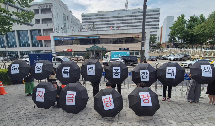 성매매 여성이야말로 스토킹 범죄에 많이 노출되어 있는데, “피해자가 스토킹 피해에 대해 법의 보호를 요청하면, 경찰은 '가해자를 성매매로 만났으니, 피해자도 성매매 행위자로 조사를 받아야 한다'고 하니, 그럼 도대체 어떤 피해자가 법의 보호를 요청할 수 있나?” ildaro.com/10240