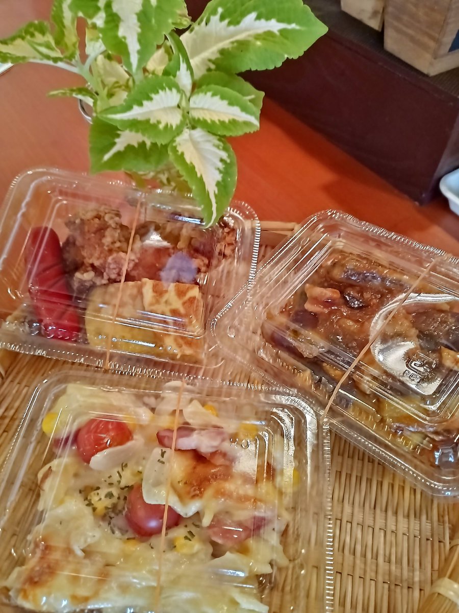 こんにちは☕
函館は本日から港まつりが始まります
初日の夜は花火大会
楽しみですね🎆
🌺おかず3点セット
🌺麻婆茄子
🌺マカロニグラタン(函館産🌽家庭菜園の🍅使用)
この他煮物や和風キャロットラペ等出来次第お出しします
お祭り行く時持ってってね😋

元気の源生姜焼き定食✊🔥

今日も良き1日に🍀