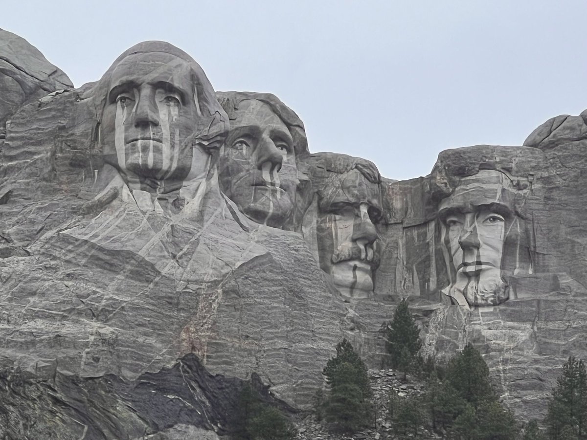 Mount Rushmore National Memorial 🇺🇸

サウスダコタ州のラシュモア国立記念公園へ
今まで写真で見ていたイメージでとても大きい顔の彫り物と思っていたから実際に見てみると意外と小さくてびっくり🫢
雨に濡れて涙を流したり鼻水が垂れているように見えてしまう😅