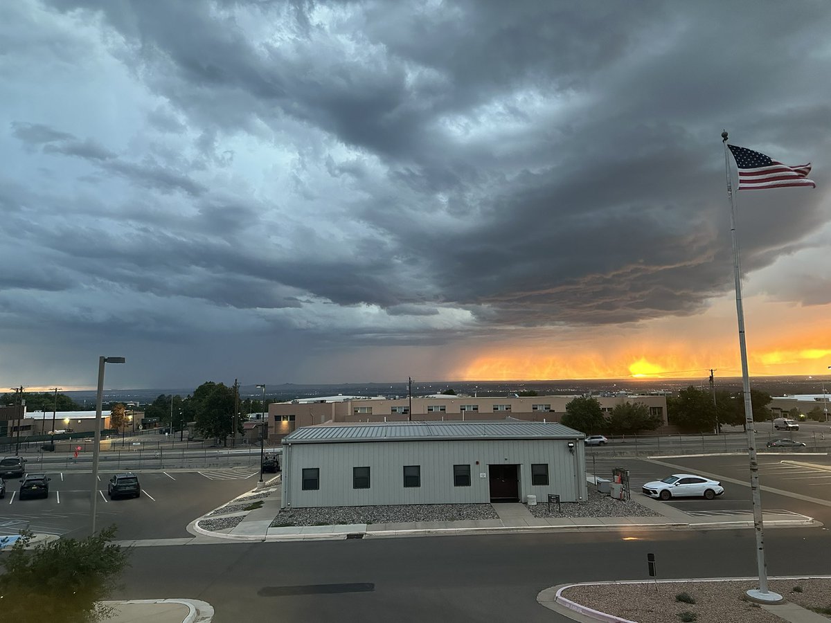 Sunset in some storms around Albuquerque <a href="/NWSAlbuquerque/">NWS Albuquerque</a> <a href="/spann/">James Spann</a> #nmwx